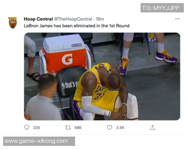 美国演员甜茶佩戴拜仁手套引热议拜仁官推称赞查拉梅懂球